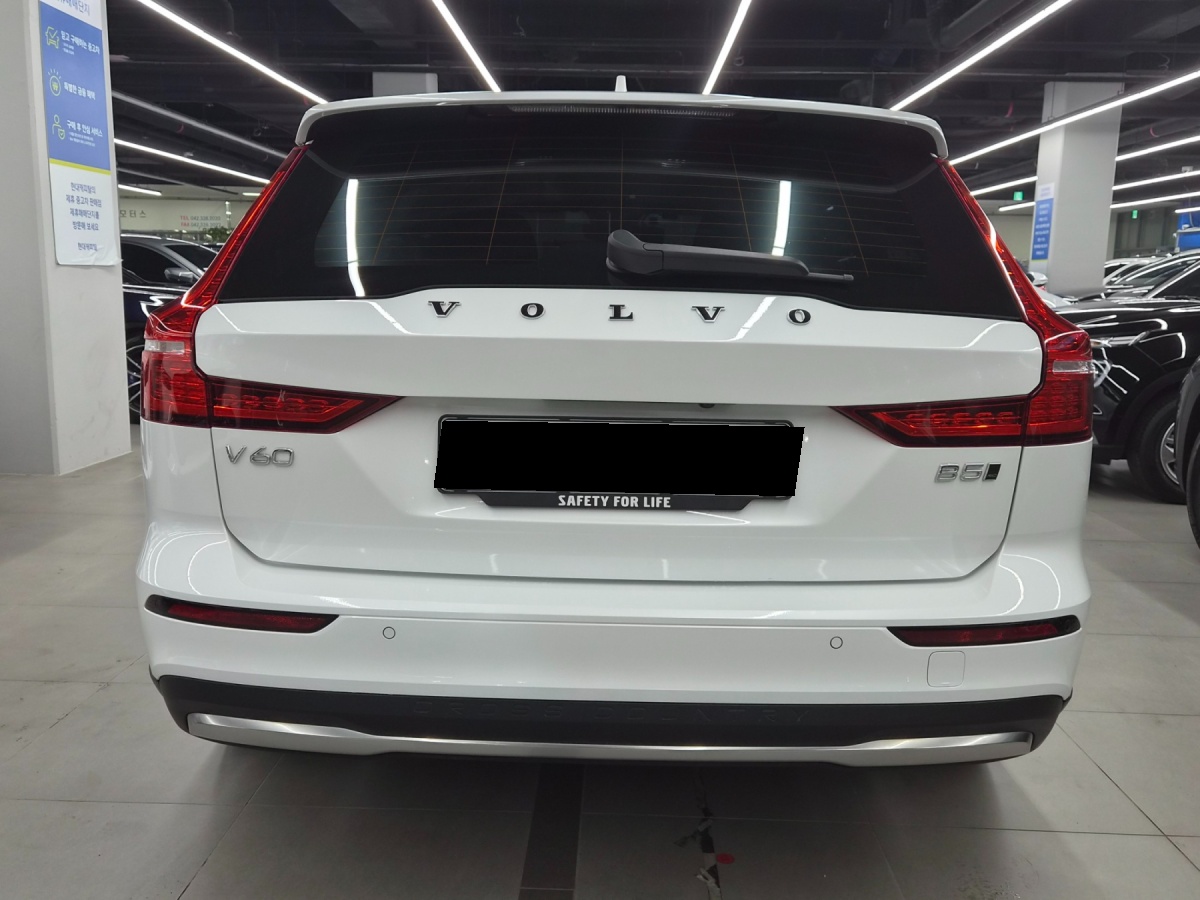Volvo V60, 2022 — фото 2 из 12