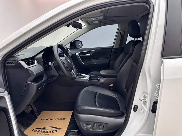 Toyota RAV4, 2023 — фото 8 из 9