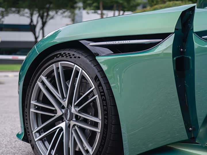 Aston Martin DB12, 2024 — фото 8 из 9