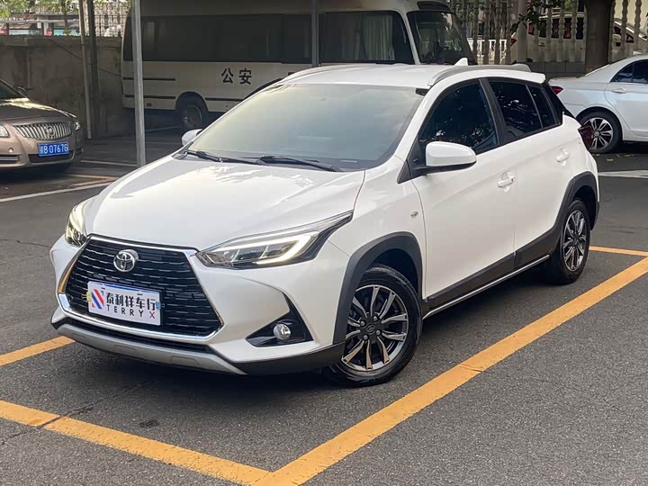 Toyota Yaris L Hatchback, 2022 — купить в Санкт-Петербурге под ключ