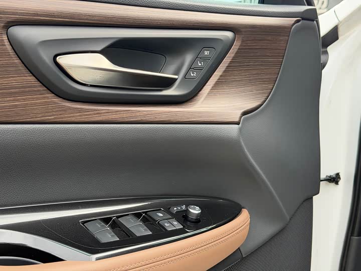 Toyota Crown Sedan, 2025 — фото 6 из 9