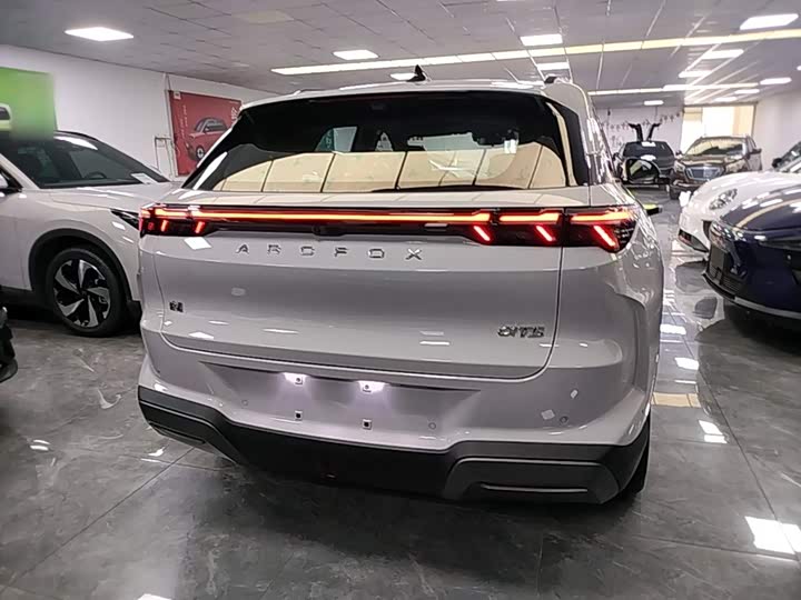 BAIC Arcfox Alpha T5, 2026 — фото 6 из 9