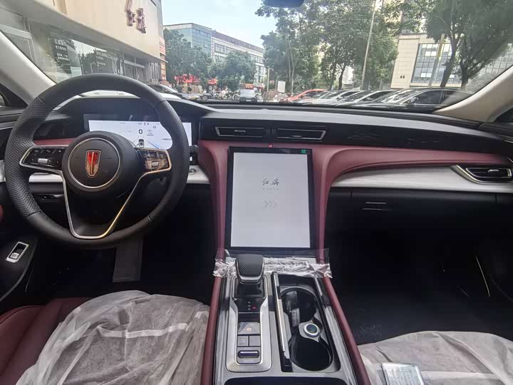 Hongqi H5 Hybrid, 2026 — фото 8 из 9