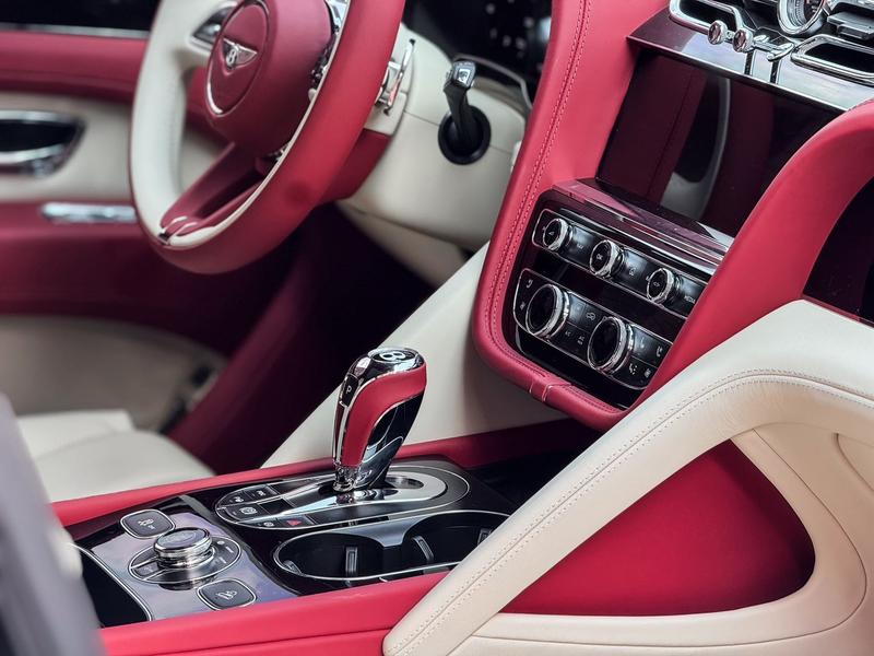 Bentley Bentayga, 2023 — фото 9 из 11