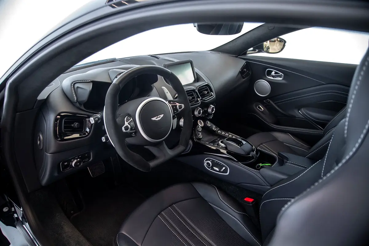 Aston Martin Vantage, 2023 — фото 8 из 10