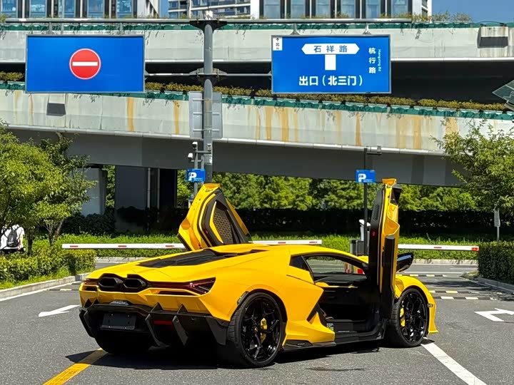 Lamborghini Revuelto, 2025 — фото 7 из 9