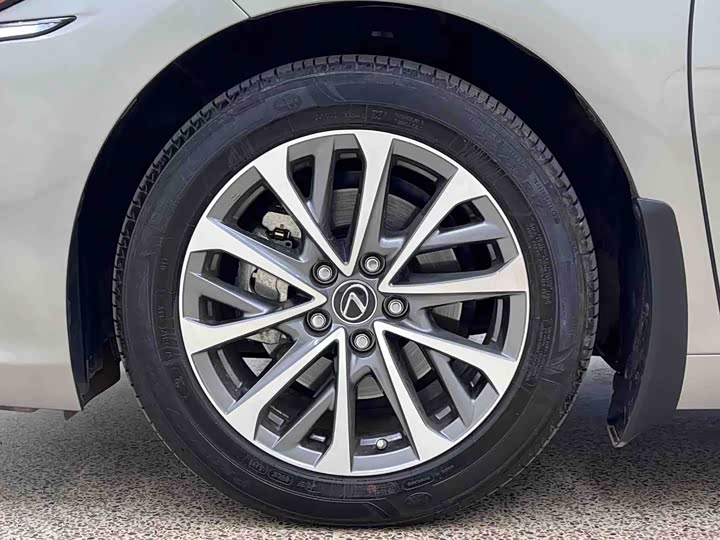 Lexus ES, 2022 — фото 7 из 9