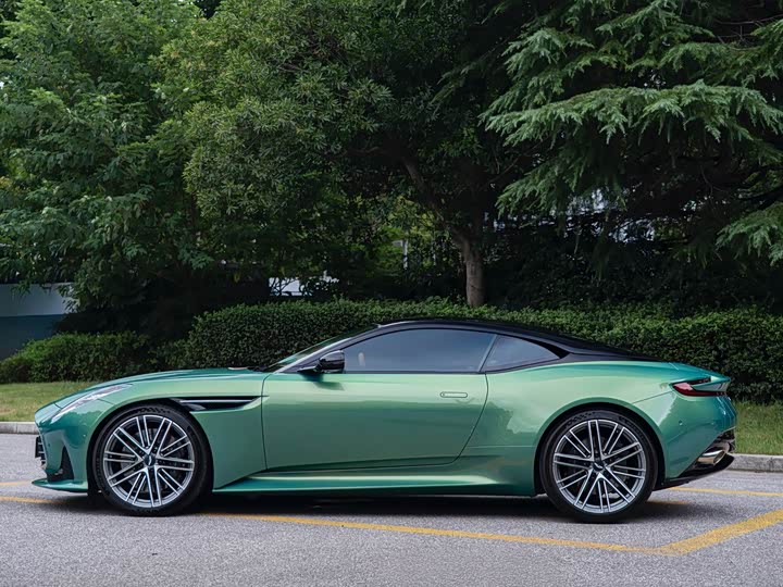 Aston Martin DB12, 2024 — фото 4 из 9