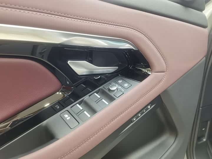 Land Rover Range Rover Evoque L Hybrid, 2024 — фото 5 из 9