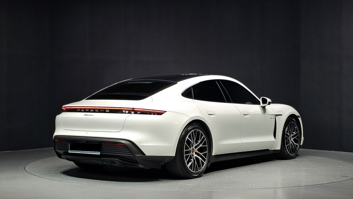 Porsche Taycan, 2023 — фото 2 из 12