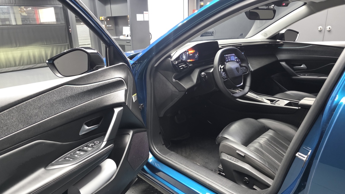 Peugeot 408, 2023 — фото 9 из 12