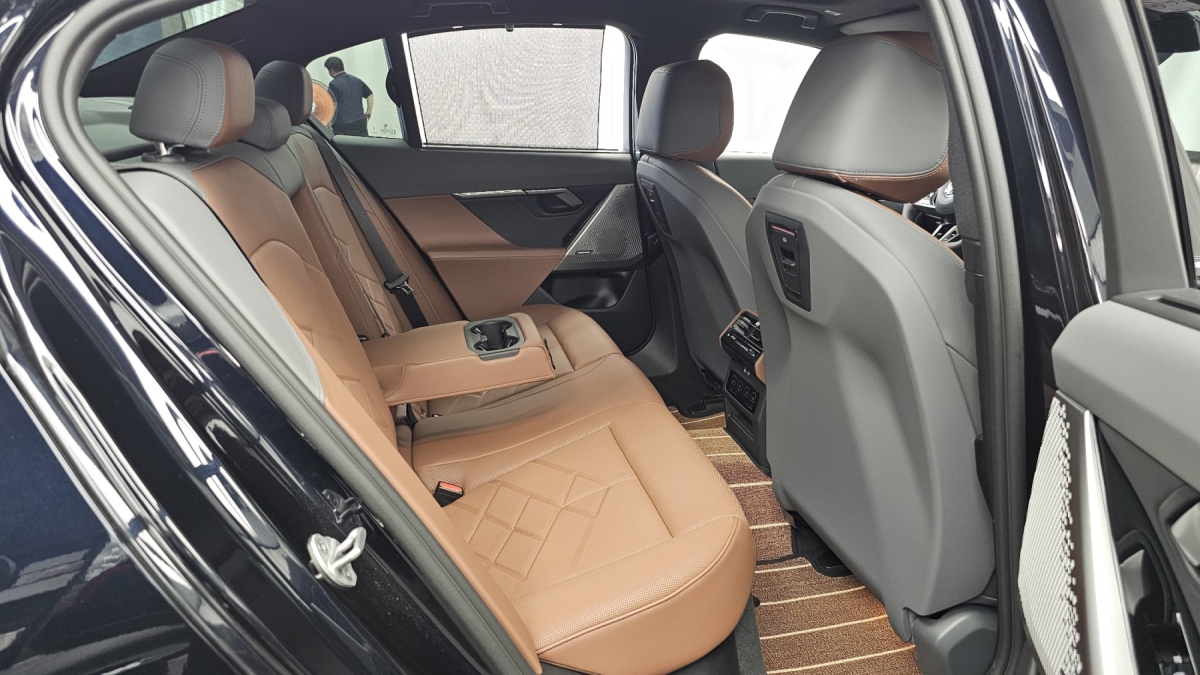 BMW 5 Series, 2025 — фото 11 из 12