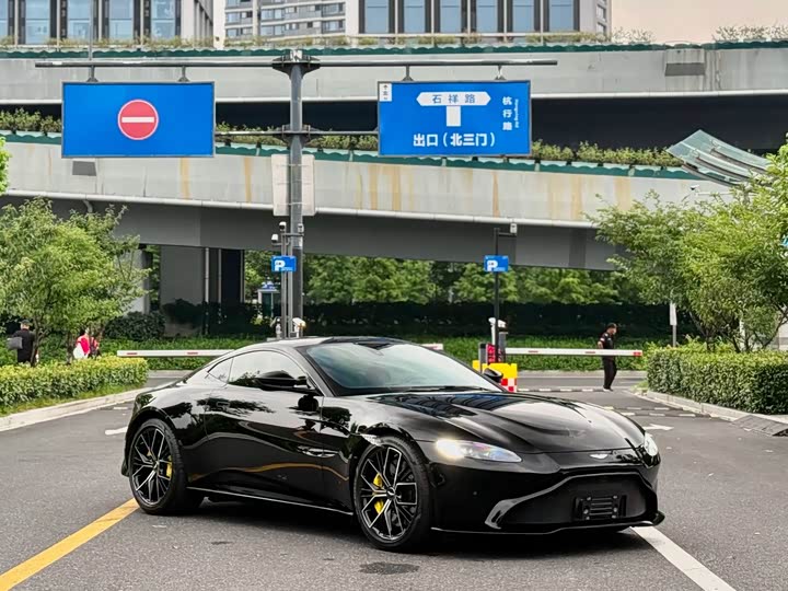 Aston Martin V8 Vantage, 2023 — фото 2 из 9
