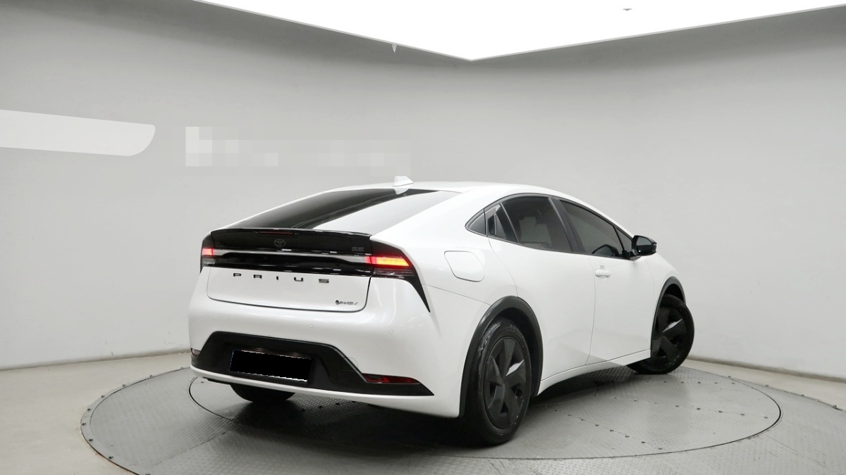 Toyota Prius, 2023 — фото 2 из 12