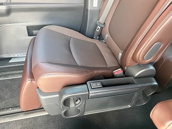 Toyota Granvia, 2025 — фото 7 из 9