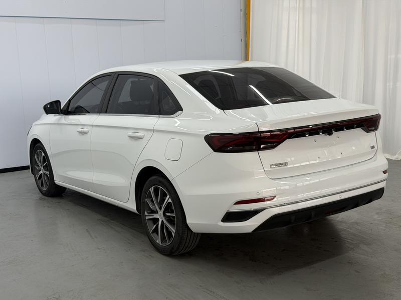 Geely Emgrand, 2022 — фото 4 из 11