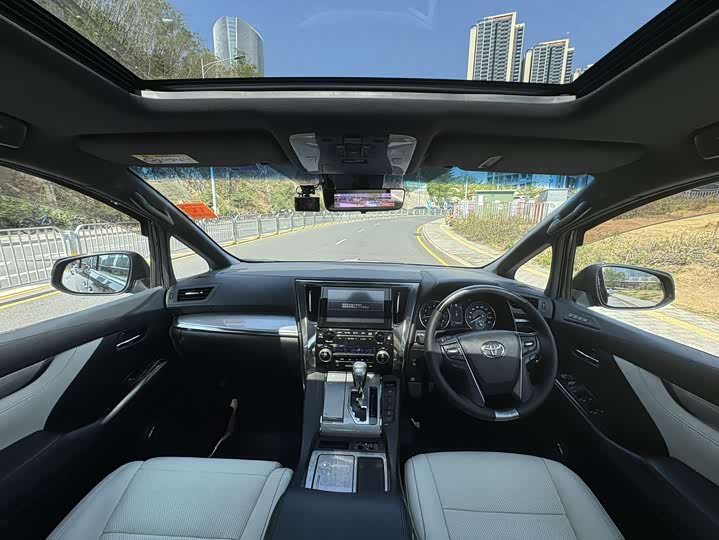 Toyota Alphard, 2025 — фото 8 из 9