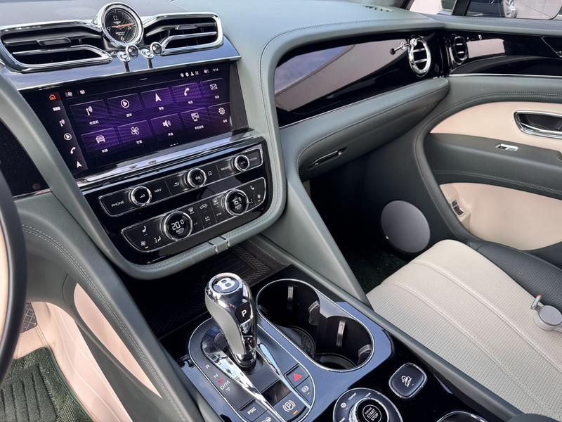 Bentley Bentayga, 2023 — фото 10 из 12