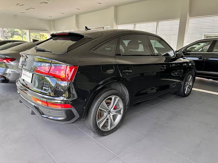 Audi Q5L Sportback, 2023 — фото 4 из 7