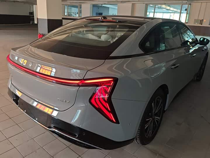 Hongqi EH7, 2026 — фото 3 из 9