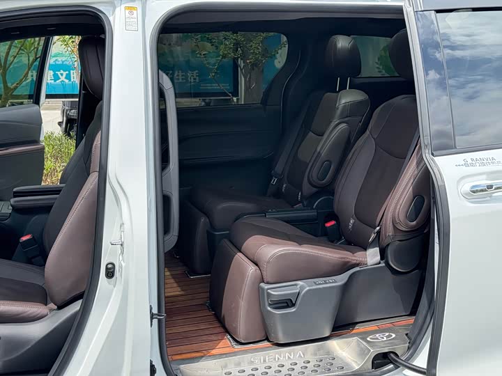 Toyota Sienna, 2022 — фото 8 из 9