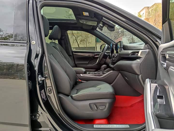 Toyota Crown Kluger, 2023 — фото 8 из 9