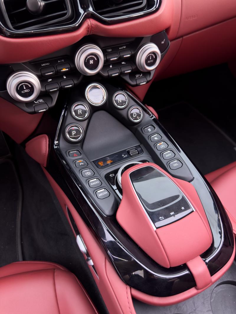Aston Martin V8 Vantage, 2022 — фото 11 из 12