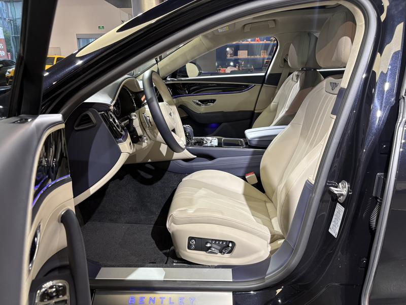 Bentley Flying Spur, 2024 — фото 10 из 12