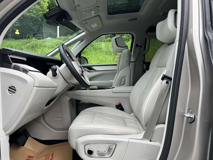 Volvo EM90, 2023 — фото 7 из 9