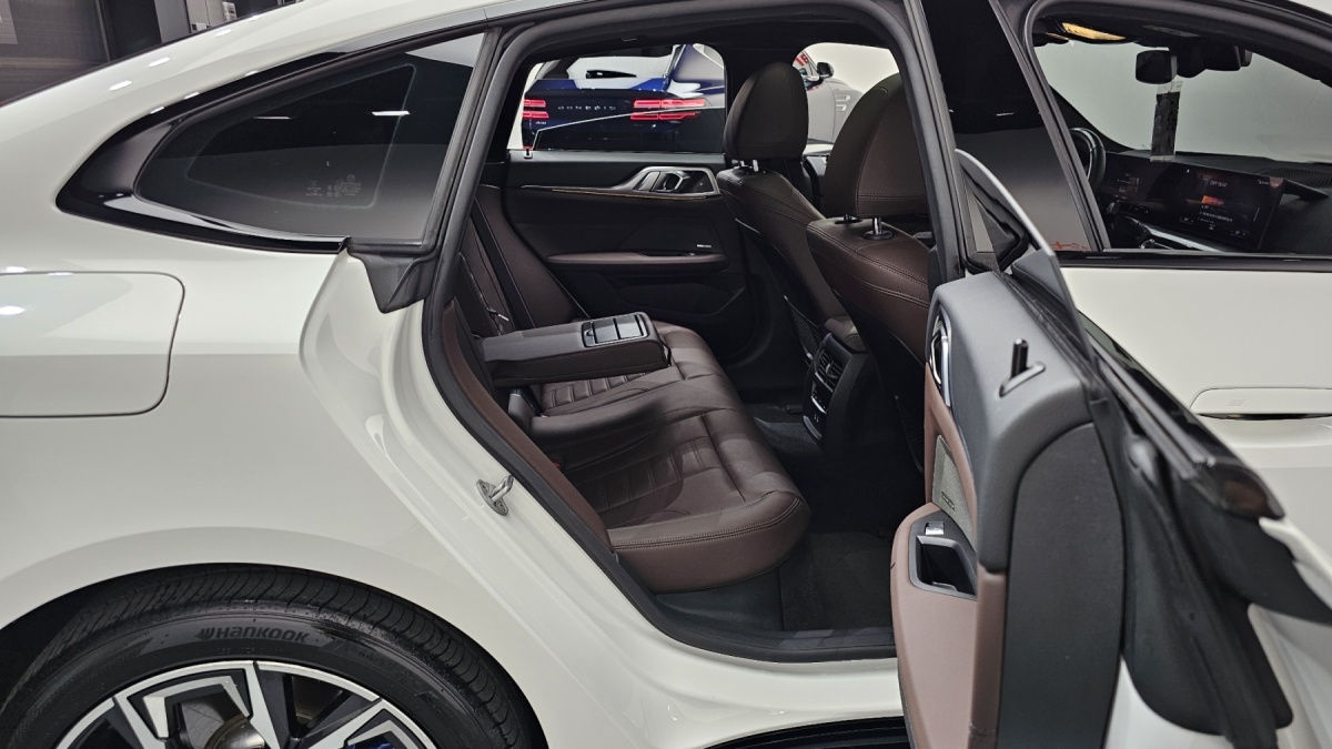 BMW i4, 2022 — фото 11 из 12