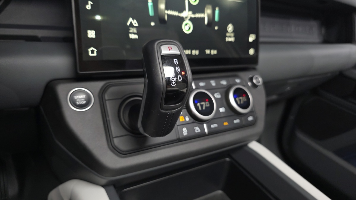 Land Rover Defender, 2025 — фото 8 из 12