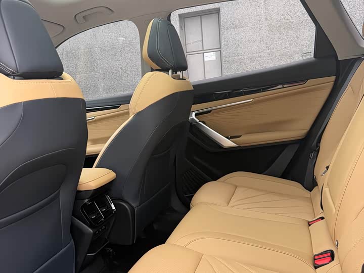 Geely Atlas L, 2023 — фото 7 из 9