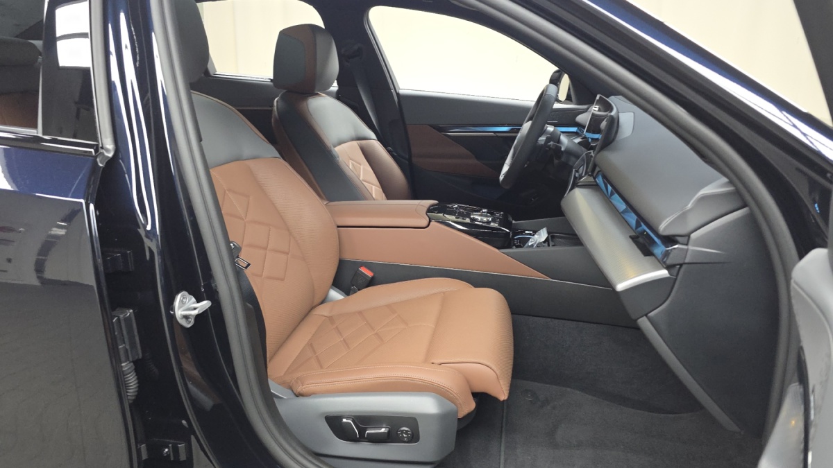 BMW 5 Series, 2025 — фото 10 из 12