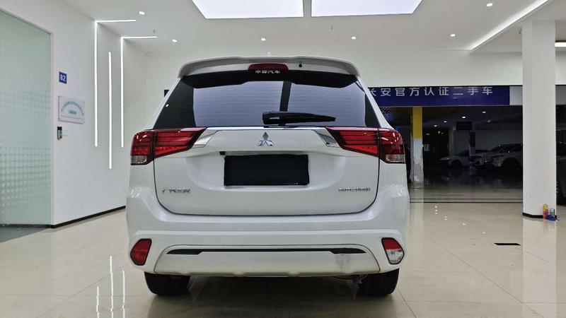 Mitsubishi Outlander, 2023 — фото 5 из 10
