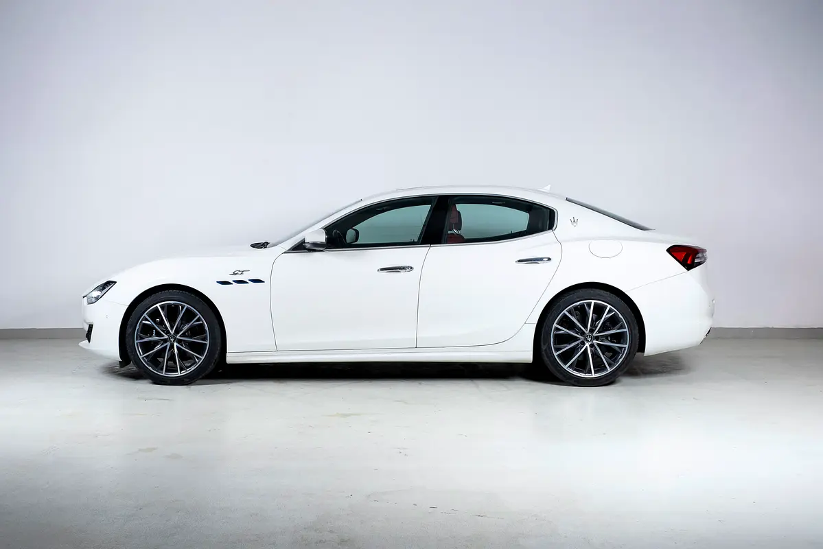 Maserati Ghibli, 2023 — фото 4 из 8