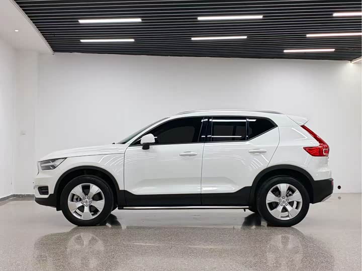 Volvo XC40, 2022 — фото 2 из 5
