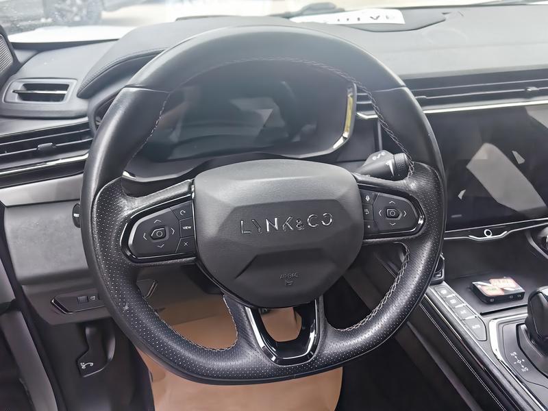 Lynk & Co 01 EM-P Hybrid, 2023 — фото 7 из 12