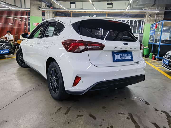 Ford Focus, 2022 — фото 6 из 9