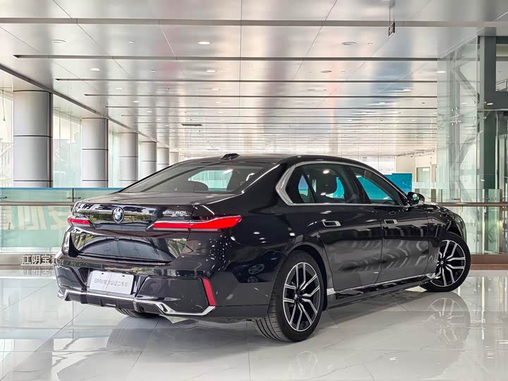 BMW i7, 2025 — фото 5 из 9