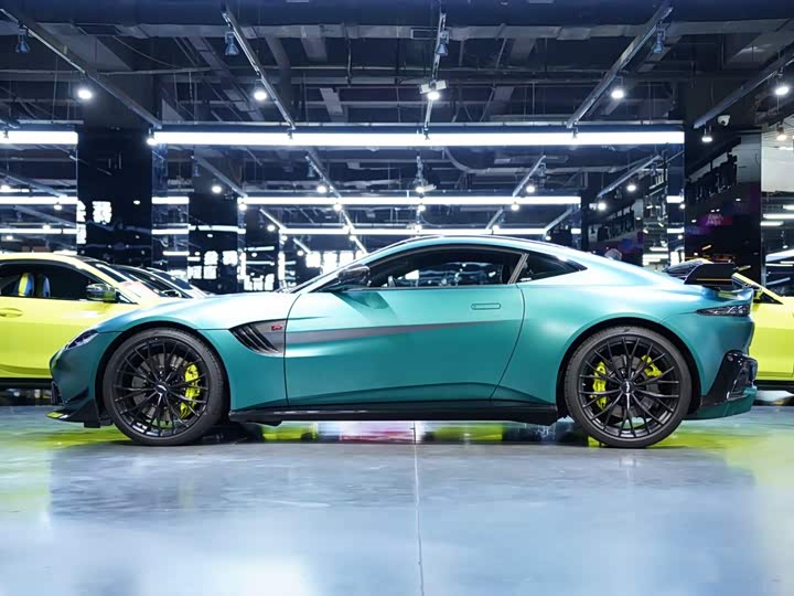 Aston Martin V8 Vantage, 2022 — фото 4 из 9
