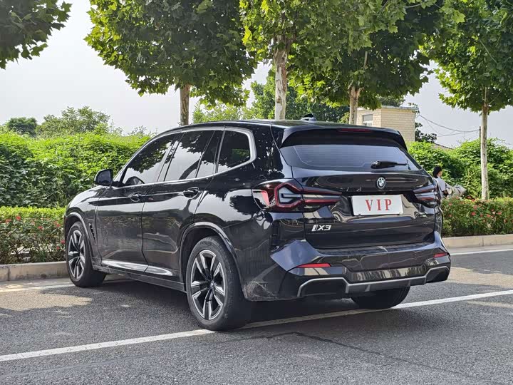 BMW iX3, 2025 — фото 7 из 9