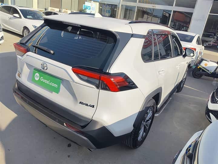Toyota RAV4, 2023 — фото 7 из 9