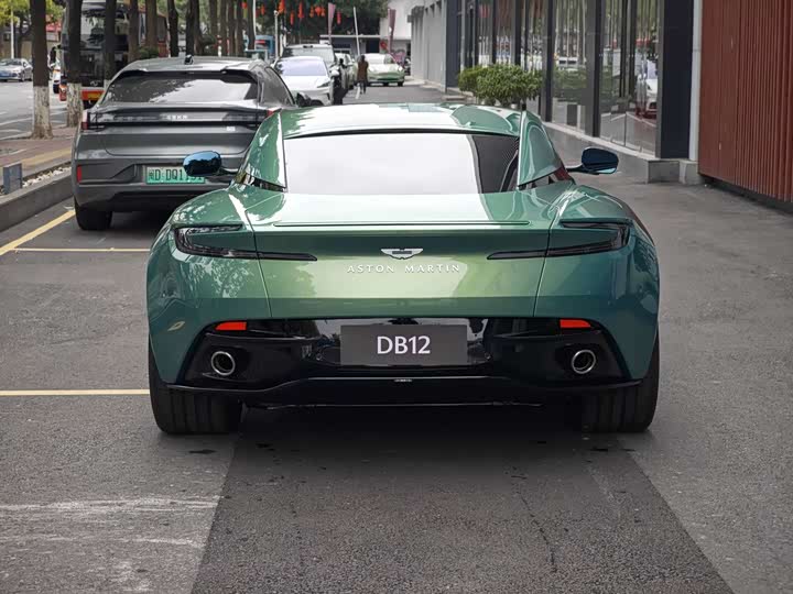 Aston Martin DB12, 2024 — фото 5 из 9