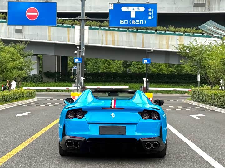 Ferrari 812, 2023 — фото 8 из 9