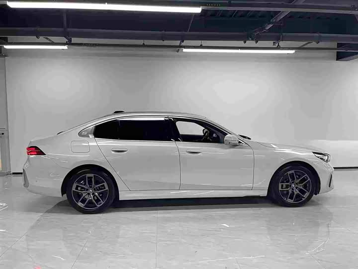 BMW 5 Series, 2025 — фото 3 из 9