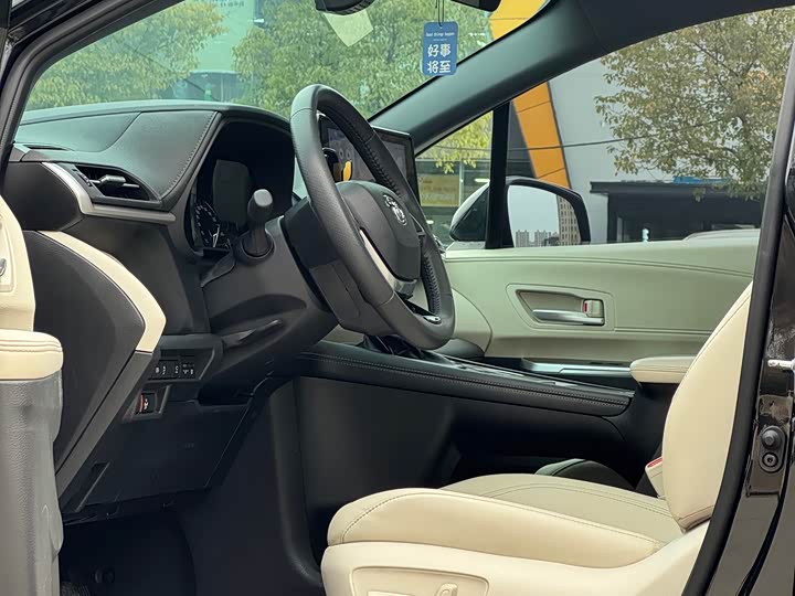 Toyota Sienna, 2024 — фото 7 из 9