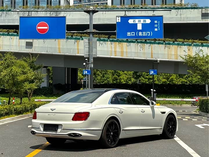 Bentley Flying Spur, 2022 — фото 7 из 9