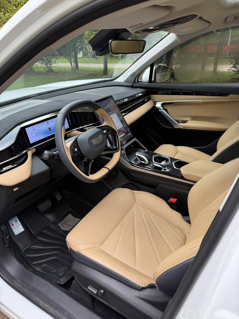 Geely Atlas L, 2022 — фото 6 из 8