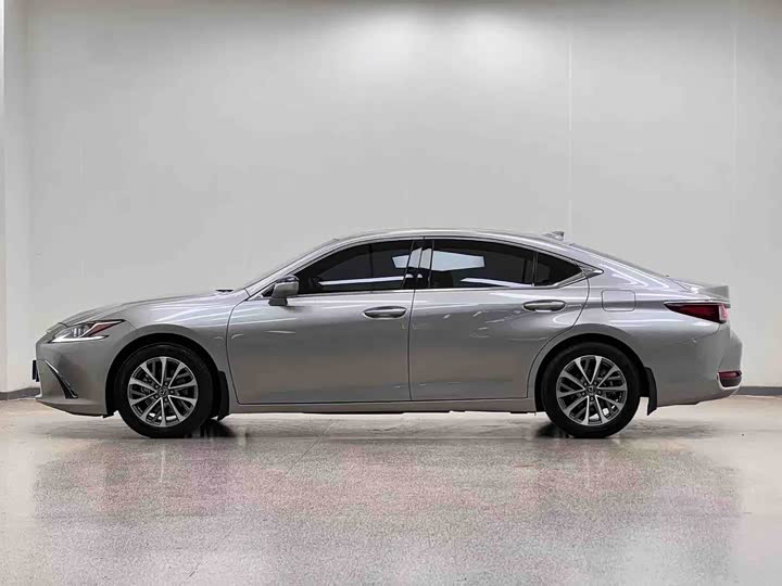 Lexus ES, 2022 — фото 6 из 9