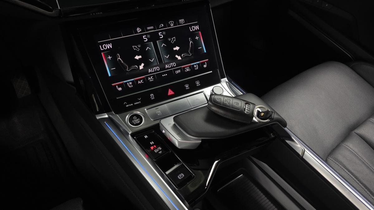 Audi e-tron, 2022 — фото 8 из 12